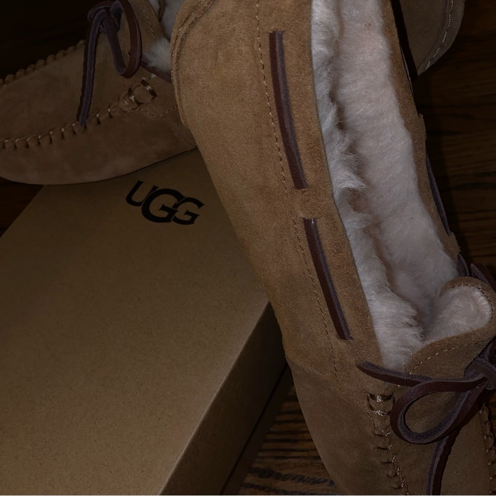 women’s ugg house moccasins — size 8